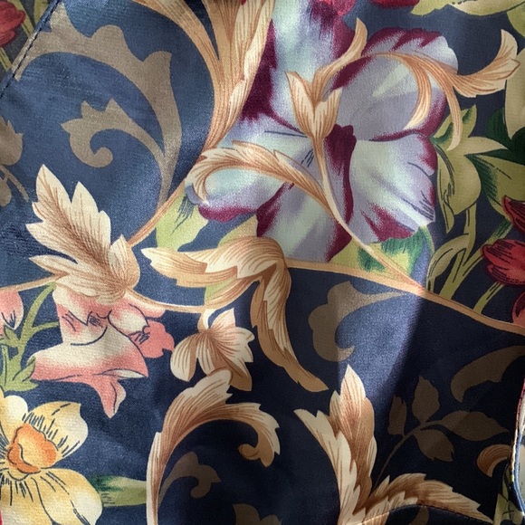 Supper unique 65% silk short sleeve floral top. - Picture 7 of 11